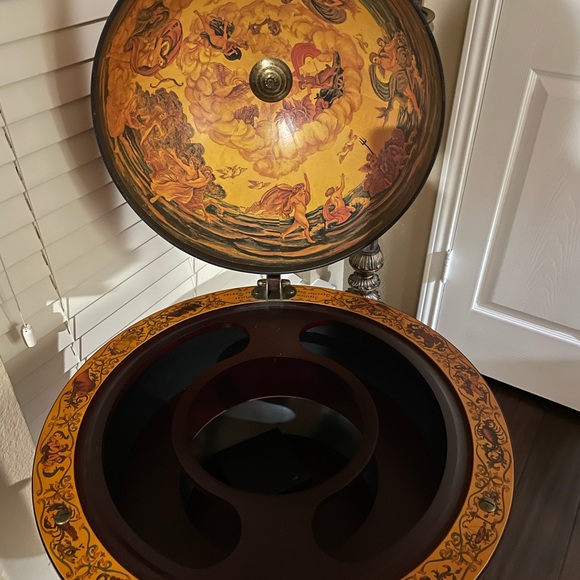 DESIGN TOSCANO the Old World charm of our Italian style rolling Globe Bar - Picture 5 of 6